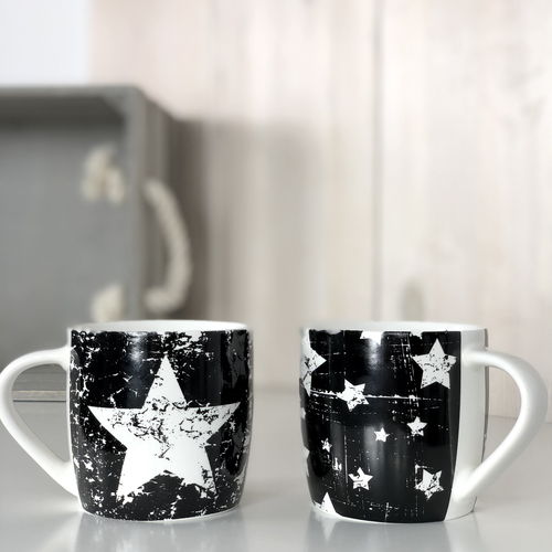 Schwarze Kaffeebecher mit Sterne